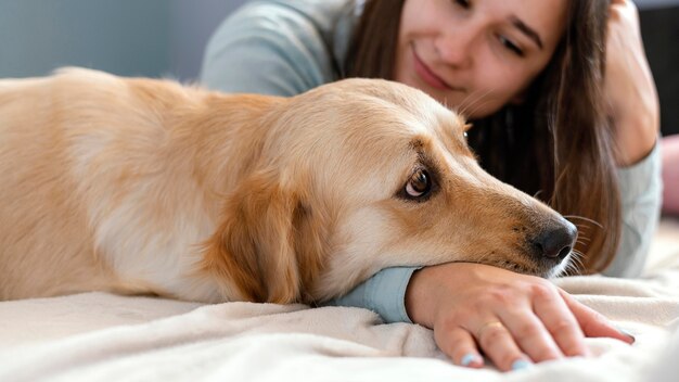 Foto gratuita mujer de cerca con perro lindo