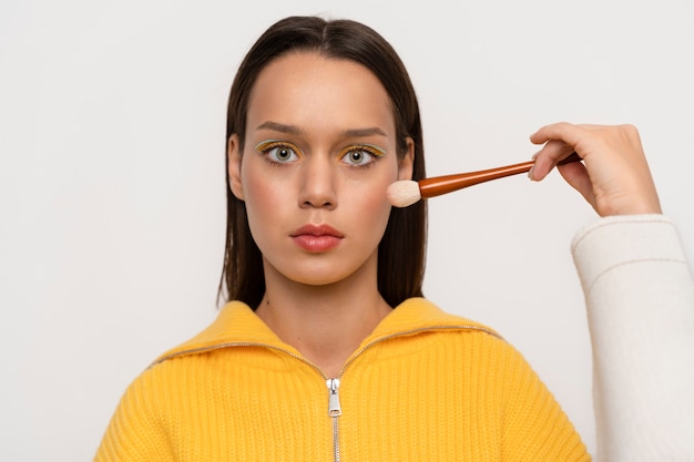 Foto gratuita mujer de cerca con pincel de maquillaje