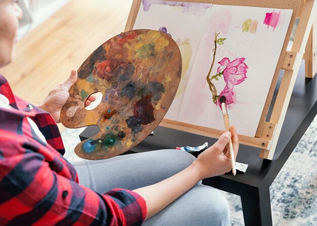 Mujer de cerca con pintura de acuarela