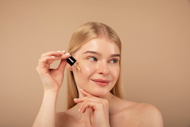 Mujer de cerca con productos de belleza