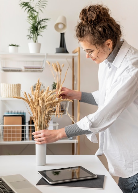 Foto gratuita mujer de cerca redecorando la habitación