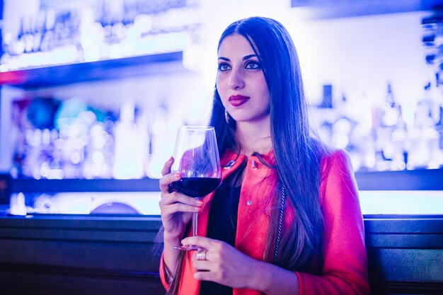 Mujer cerca del restaurante bar