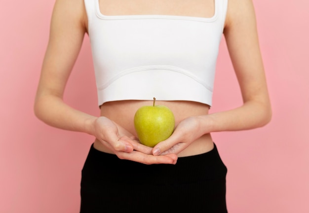 Mujer de cerca, tenencia, manzana