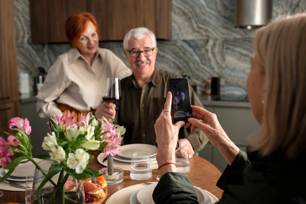 Foto gratuita mujer de cerca tomando fotos con el teléfono