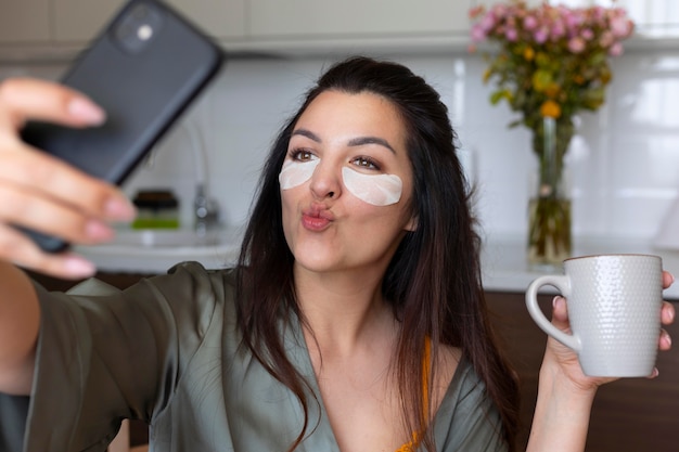 Mujer de cerca tomando selfie