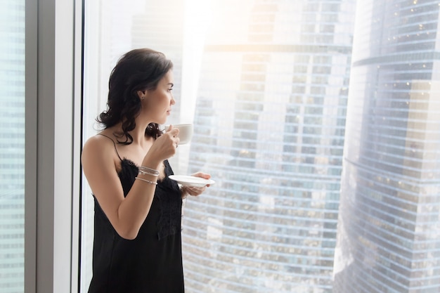 Mujer cerca de la ventana