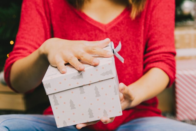 Mujer cerrando regalo