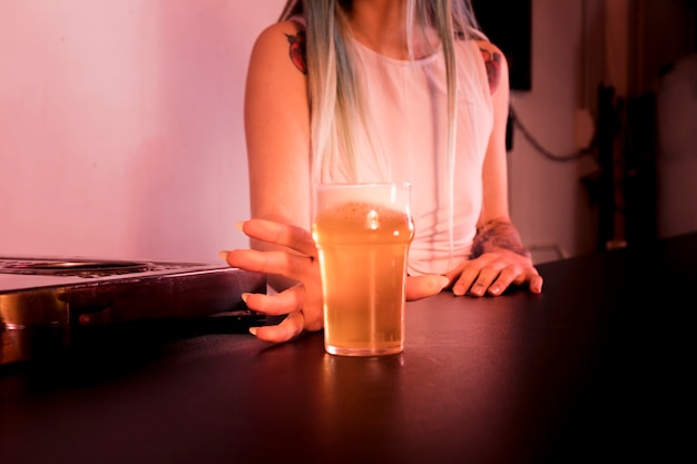 Mujer con cerveza artesana en bar