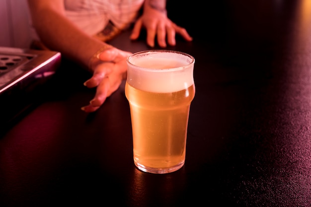 Mujer con cerveza artesana en bar