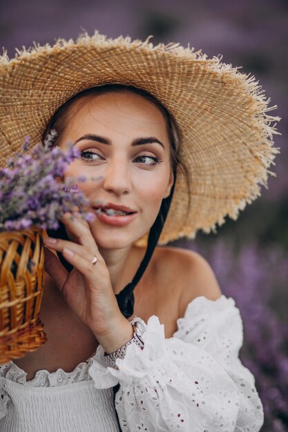 Mujer con cesta recolectando lavanda