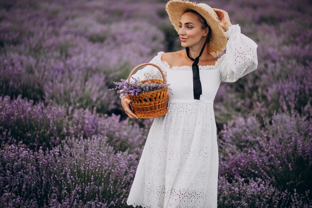 Mujer con cesta recolectando lavanda