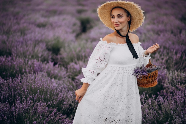 Mujer con cesta recolectando lavanda