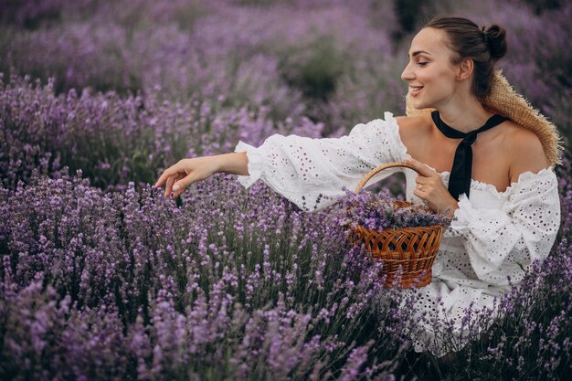 Mujer con cesta recolectando lavanda