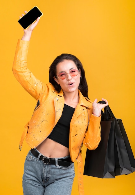 Mujer de chaqueta amarilla siendo feliz