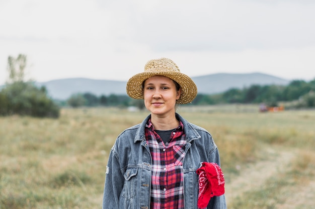 Foto gratuita mujer en una chaqueta de jeans y una camisa cuadrada roja