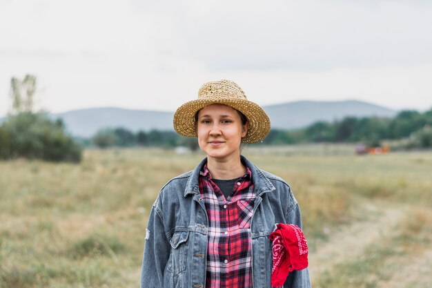 Mujer en una chaqueta de jeans y una camisa cuadrada roja