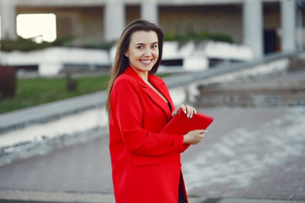 Mujer con chaqueta roja usando una tableta