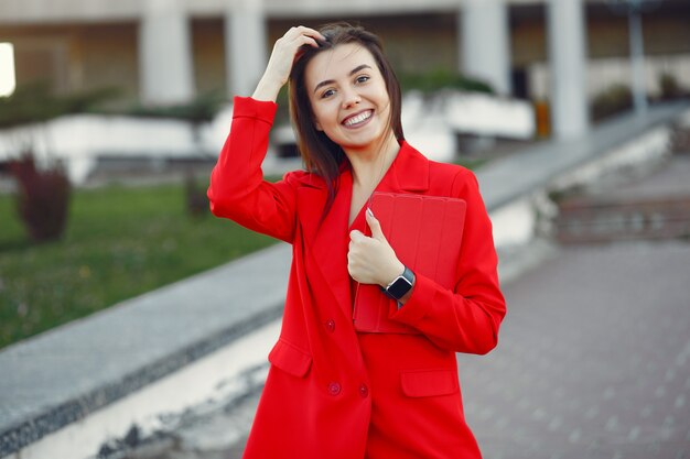 Mujer con chaqueta roja usando una tableta