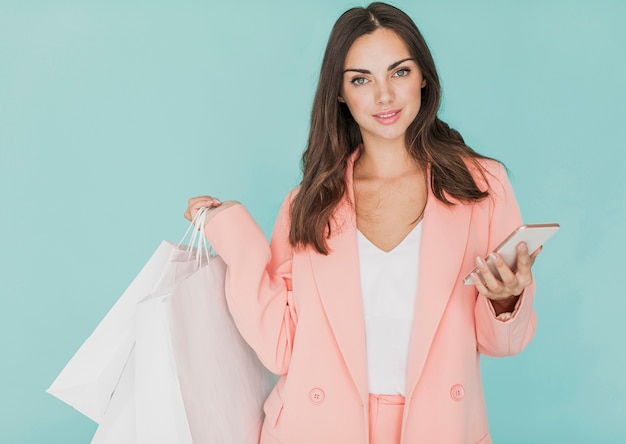 Mujer en chaqueta rosa mirando a la cámara