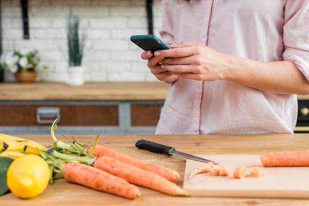 Foto gratuita mujer chateando en la cocina