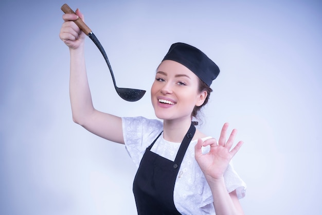 Mujer chef feliz haciendo el gesto bien con la mano.