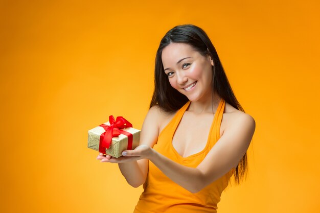 Mujer china con un regalo