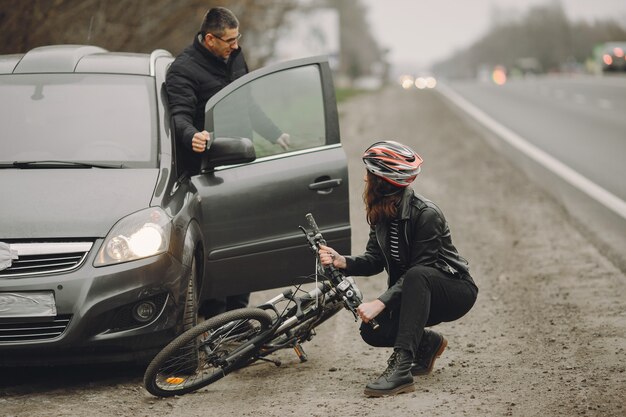 La mujer chocó contra el auto. Chica con casco.