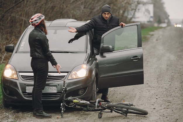 Foto gratuita la mujer chocó contra el auto.