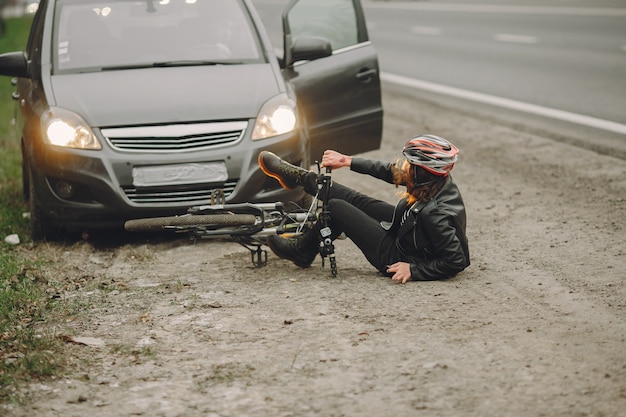 La mujer chocó contra el auto.