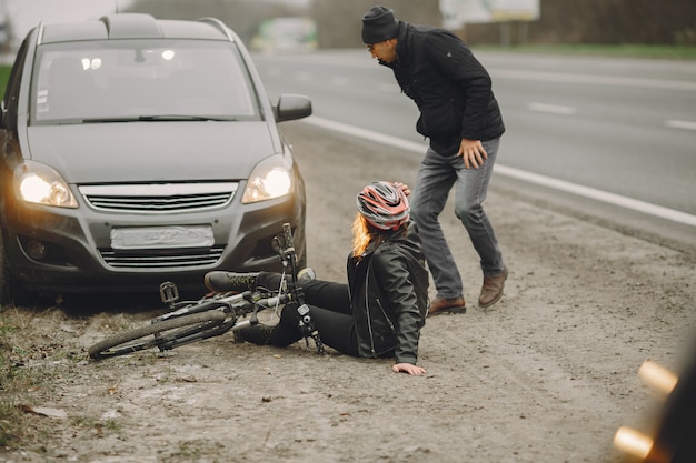 La mujer chocó contra el auto.