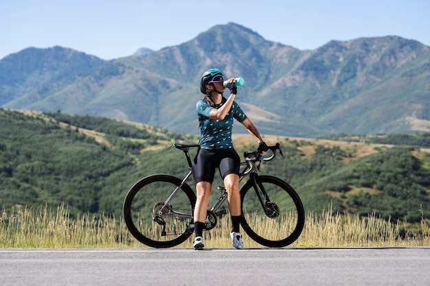 Foto gratuita mujer ciclista profesional