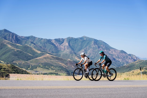 Foto gratuita mujer ciclista profesional