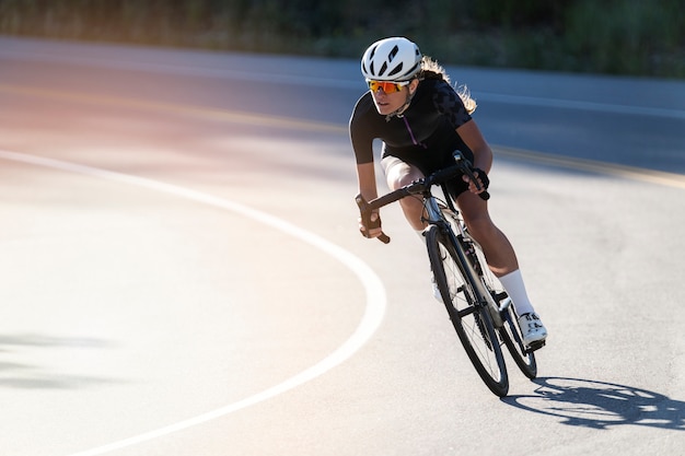 Mujer ciclista profesional