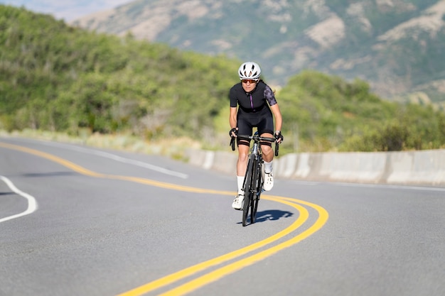 Foto gratuita mujer ciclista profesional