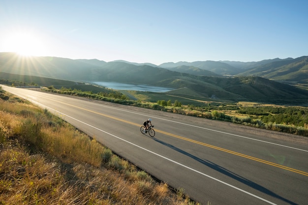 Foto gratuita mujer ciclista profesional