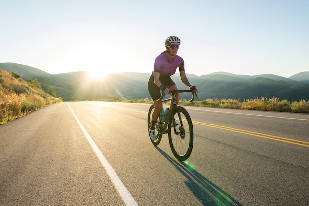 Foto gratuita mujer ciclista profesional