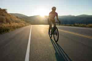 Foto gratuita mujer ciclista profesional