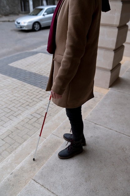 Mujer ciega caminando con su bastón