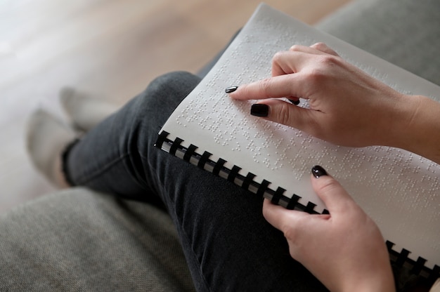 Mujer ciega leyendo usando el lenguaje braille