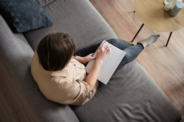 Foto gratuita mujer ciega leyendo usando el lenguaje braille