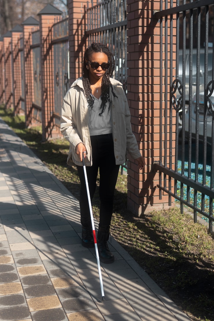 Foto gratuito mujer ciega de tiro completo caminando con bastón blanco