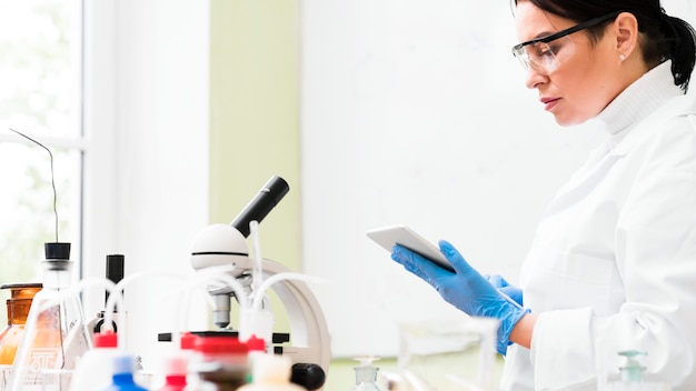 Mujer científica en laboratorio