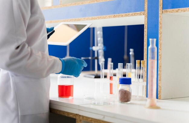 Mujer científico en el laboratorio