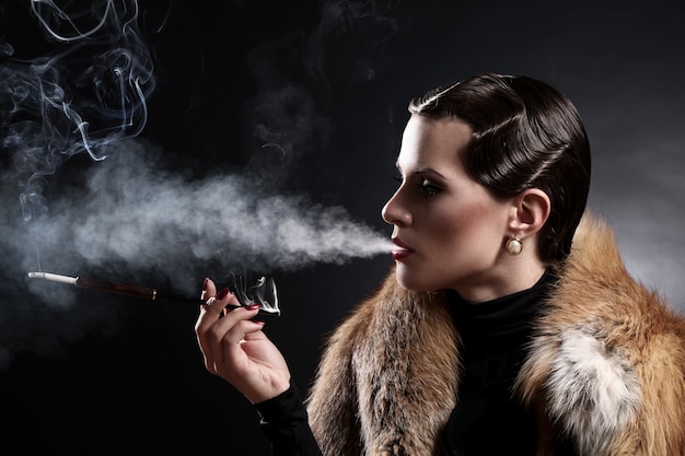 Mujer con cigarrillo en imagen vintage