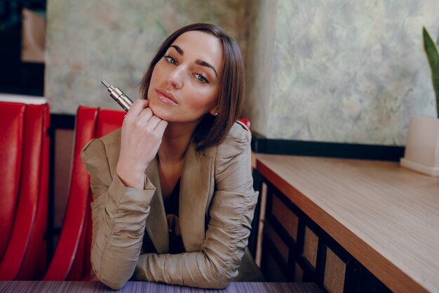 Mujer con un cigarro electrónico