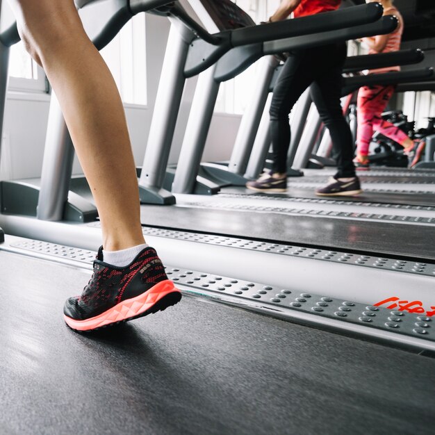 Mujer en la cinta de correr