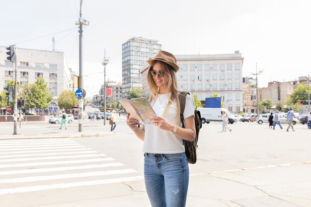 Mujer en la ciudad mirando el mapa