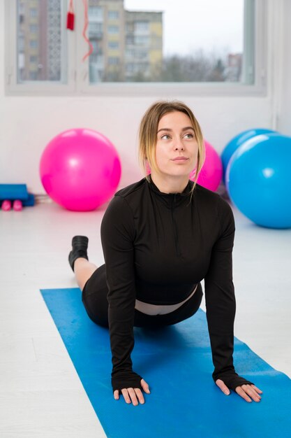 Mujer en clase de gimnasia trabajando