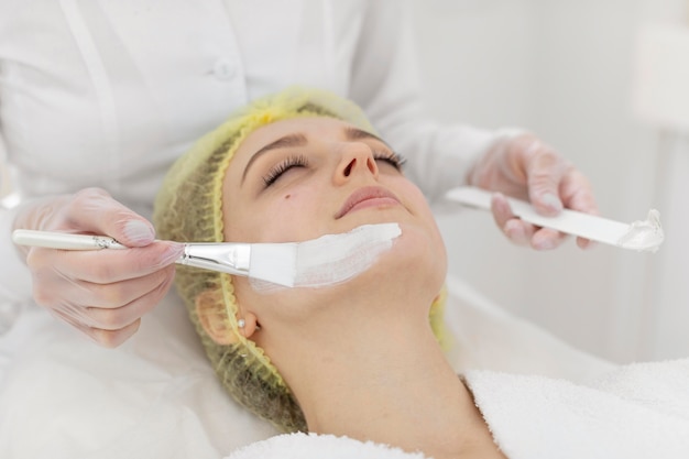 Mujer en la clínica de belleza para tratamiento facial