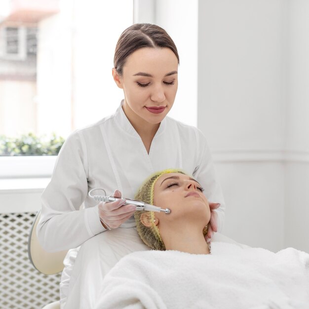 Mujer en la clínica de belleza para tratamiento de relleno